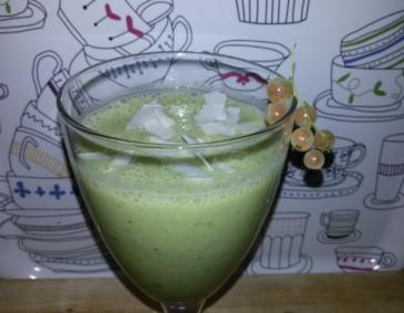 Buttermilch-Matcha Shake mit Kokosflocken Buttermilch-Matcha Shake mit Kokosflocken