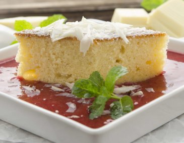 Zwetschkensuppe mit weißem Schokoladekuchen Zwetschkensuppe mit weißem Schokoladekuchen