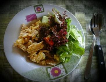 Eiernudeln mit gemischtem Salat Eiernudeln mit gemischtem Salat