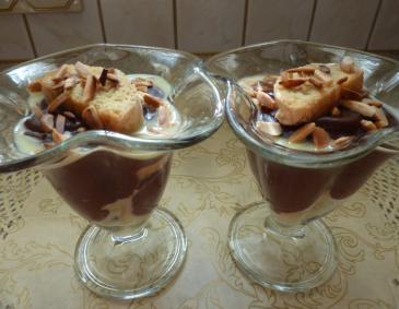 Schokolade-Mandel-Pudding mit Eierlikör-Cantuccini Schokolade-Mandel-Pudding mit Eierlikör-Cantuccini