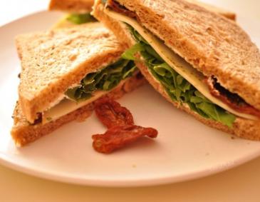 Rucola-Tomaten-Sandwich Rucola-Tomaten-Sandwich