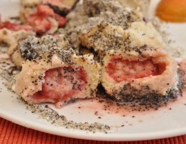 Erdbeerknödel mit Mohn Erdbeerknödel mit Mohn