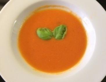Tomatensuppe mit Orangensaft Tomatensuppe mit Orangensaft