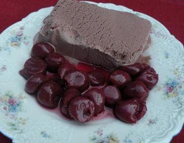 Schoko-Zimteis mit Kirschkompott Schoko-Zimteis mit Kirschkompott