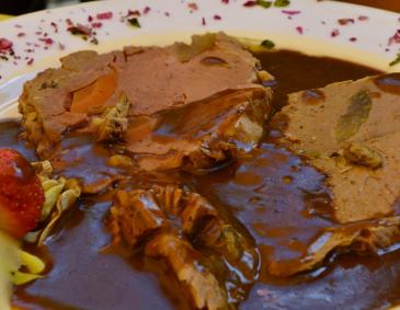 Gespickter Schweinsbraten mit Gemüse Gespickter Schweinsbraten mit Gemüse