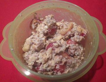 Frühstücksmüsli mit Joghurt, Kirschen und Banane Frühstücksmüsli mit Joghurt, Kirschen und Banane
