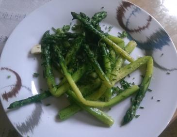 Sautierter Spargel mit Kräutern Sautierter Spargel mit Kräutern