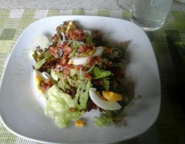 Gemischte Salatvariation mit Speckwürfeln Gemischte Salatvariation mit Speckwürfeln