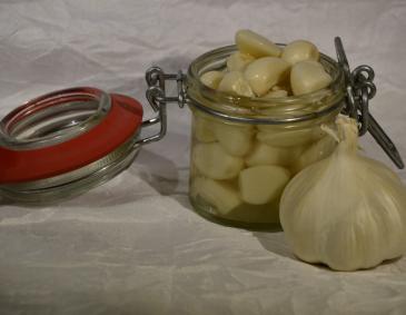 Eingelegter Knoblauch Eingelegter Knoblauch