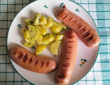 Gebratene Augsburger mit Rösterdäpfeln Gebratene Augsburger mit Rösterdäpfeln