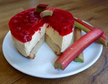 Rhabarbercremetorte mit Himbeeren Rhabarbercremetorte mit Himbeeren