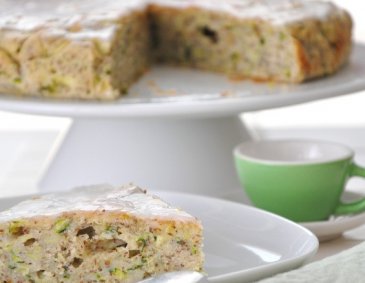 Zucchinikuchen mit Haselnüssen und Zuckerguss Zucchinikuchen mit Haselnüssen und Zuckerguss