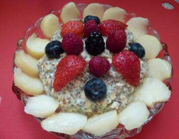 Müsli mit Pfirsich, Beeren und Haselnuss Müsli mit Pfirsich, Beeren und Haselnuss