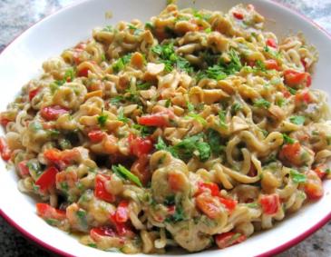 Nudeln mit Erdnusssauce Nudeln mit Erdnusssauce