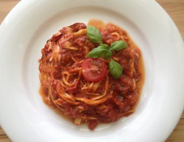 Tomatensauce mit Zucchinispaghetti Tomatensauce mit Zucchinispaghetti