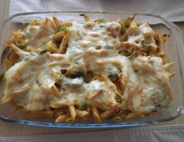 Nudelauflauf mit buntem Gemüse und Mangold