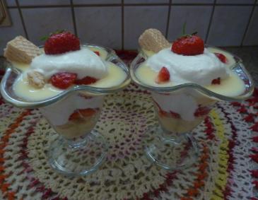 Erdbeer-Vanille-Schichtdessert Erdbeer-Vanille-Schichtdessert
