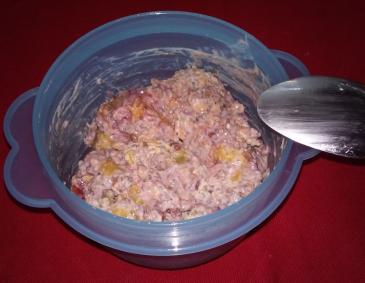 Joghurt-Müsli mit Himbeeren, Pfirsich und Walnüssen Joghurt-Müsli mit Himbeeren, Pfirsich und Walnüssen