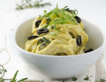 Spaghetti mit Curry, Oliven und Kräutern Spaghetti mit Curry, Oliven und Kräutern