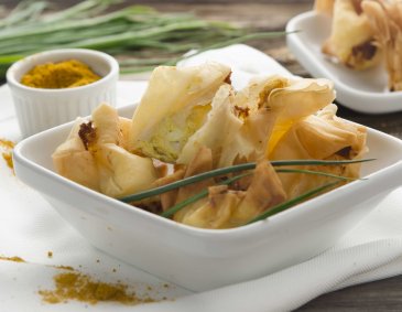 Strudelsäckchen mit Zander, Curry und Ricotta Strudelsäckchen mit Zander, Curry und Ricotta