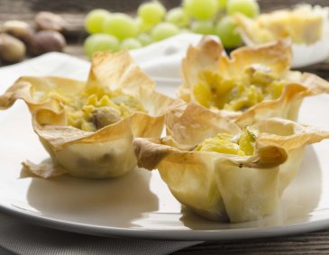 Strudelschüsserl mit Maroni, Kartoffeln und Weintrauben