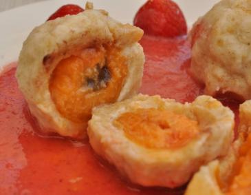 Marillenknödel auf Erdbeerspiegel Marillenknödel auf Erdbeerspiegel