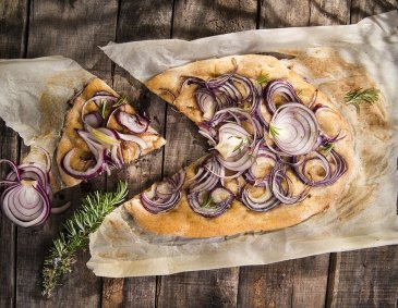 Focaccia mit Zwiebeln Focaccia mit Zwiebeln