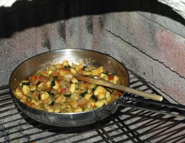 Zucchini-Zuckererbsen-Tomatengemüse Zucchini-Zuckererbsen-Tomatengemüse
