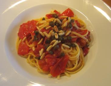 Bucatini mit frittierten Kapern und Tomaten Bucatini mit frittierten Kapern und Tomaten