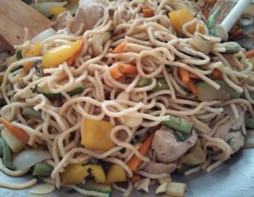 Nudelwok mit Pute und buntem Gemüse Nudelwok mit Pute und buntem Gemüse