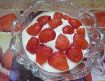 Vanilletopfen mit frischen Erdbeeren Vanilletopfen mit frischen Erdbeeren