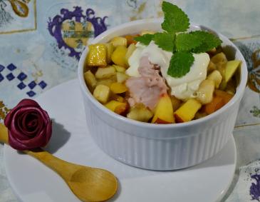 Obstsalat mit Vanilleeis Obstsalat mit Vanilleeis