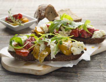 Lauwarmes Brot mit Paprika und Mozzarella Lauwarmes Brot mit Paprika und Mozzarella