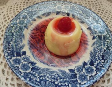 Vanillepudding mit Himbeersirup Vanillepudding mit Himbeersirup
