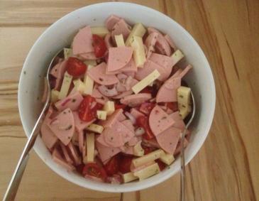 Wurstsalat mit Paradeisern Wurstsalat mit Paradeisern
