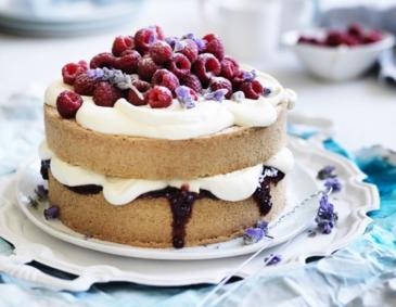 Zimtbiskuit mit Himbeeren und Lavendelzucker Zimtbiskuit mit Himbeeren und Lavendelzucker
