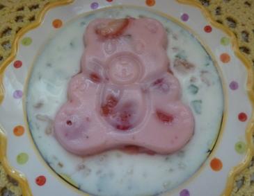 Erdbeerpudding mit Zitronenbuttermilch Erdbeerpudding mit Zitronenbuttermilch