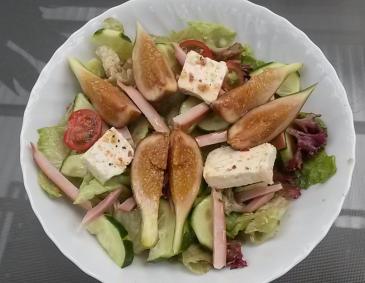 Sommersalat mit Feigen und Schafkäse Sommersalat mit Feigen und Schafkäse