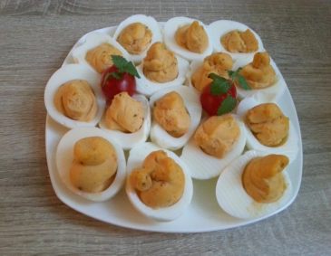 Zweierlei gefüllte Eier im Parmesankörberl Zweierlei gefüllte Eier im Parmesankörberl