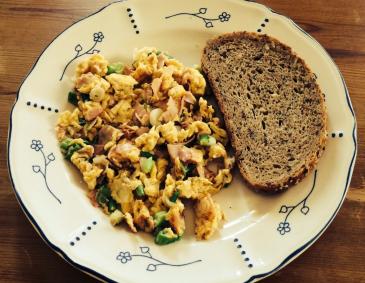 Eierspeise mit Frühlingszwiebeln und Schinken Eierspeise mit Frühlingszwiebeln und Schinken