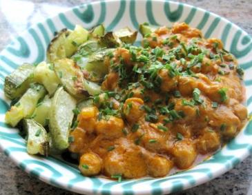 Erdnuss-Kichererbsen-Sauce mit gegrillten Zucchini Erdnuss-Kichererbsen-Sauce mit gegrillten Zucchini