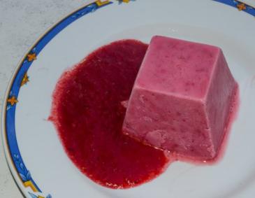 Himbeerparfait auf Himbeersauce Himbeerparfait auf Himbeersauce