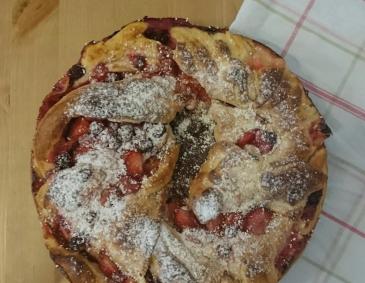 Süßes Swirl-Bread mit Beeren und Zimt Süßes Swirl-Bread mit Beeren und Zimt