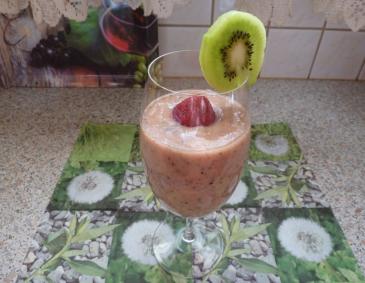 Erdbeer-Banane-Kiwi-Chia Smoothie Erdbeer-Banane-Kiwi-Chia Smoothie