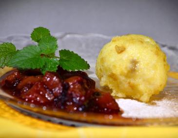 Topfenknödel mit Zwetschgenkompott Topfenknödel mit Zwetschgenkompott