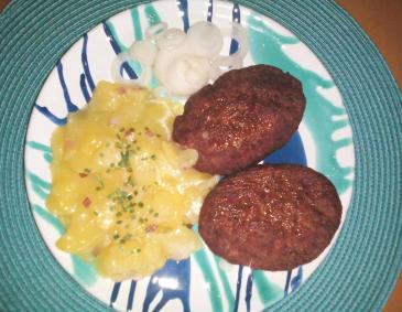 Fleischlaibchen mit Kartoffelsalat Fleischlaibchen mit Kartoffelsalat