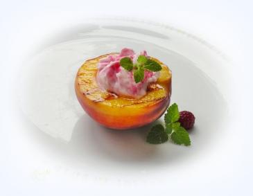 Gegrillter Pfirsich mit Himbeer-Mascarpone Gegrillter Pfirsich mit Himbeer-Mascarpone