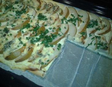 Blätterteigpizza mit Birne und Gorgonzola Blätterteigpizza mit Birne und Gorgonzola
