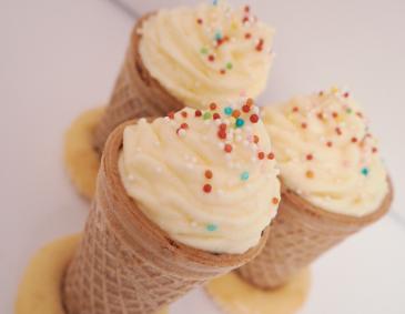 Falsches Eis oder Cupcakes in der Waffel Falsches Eis oder Cupcakes in der Waffel