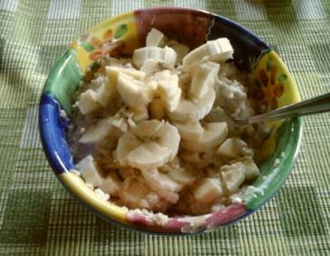 Bananen-Haferflocken-Müsli mit Magertopfen Bananen-Haferflocken-Müsli mit Magertopfen